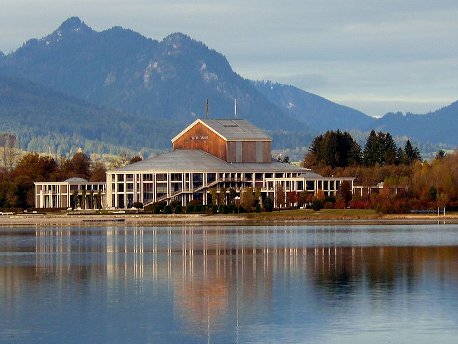 Festspielhaus Neuschwanstein Füssen vom Forggensee nahe bei Ferienwohnung Füssen Forggensee